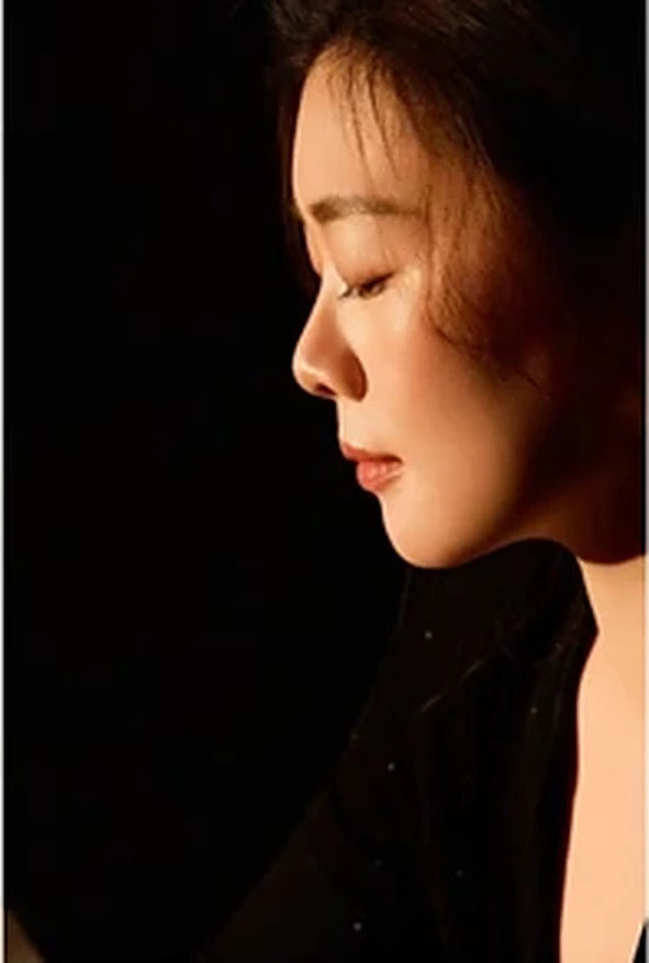 Eileen in profile, soft side light