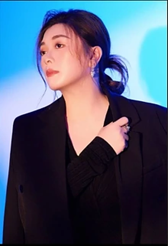 Eileen in black with her hand over her heart