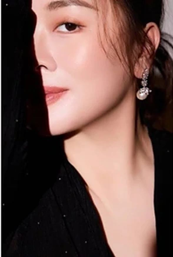 Eileen, close-up with pearl earrings